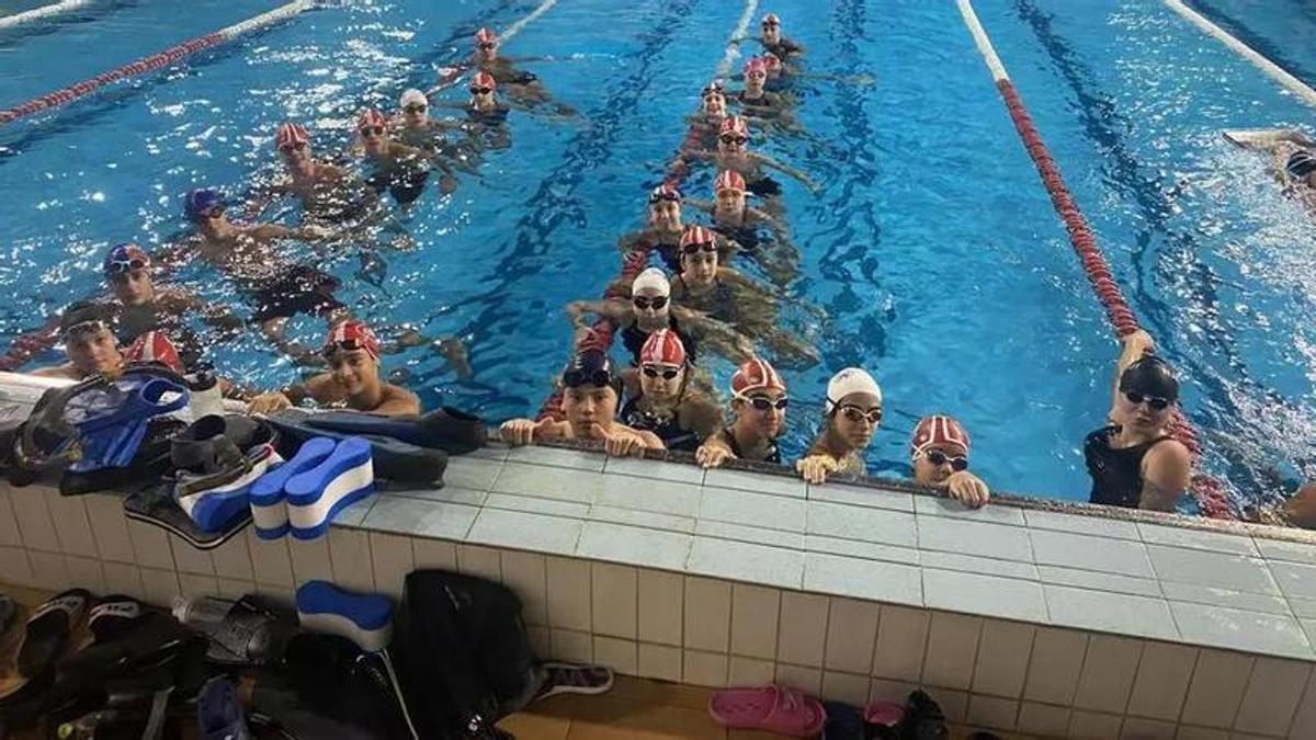 La falta de piscinas lleva a que las calles de Santa Isabel se vean masificadas de nadadores.