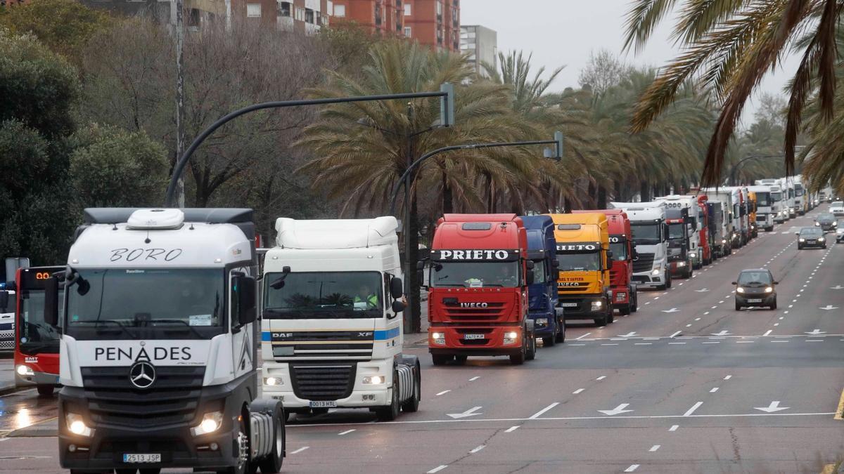 La protesta de camiones colapsa el acceso a València por la A-3