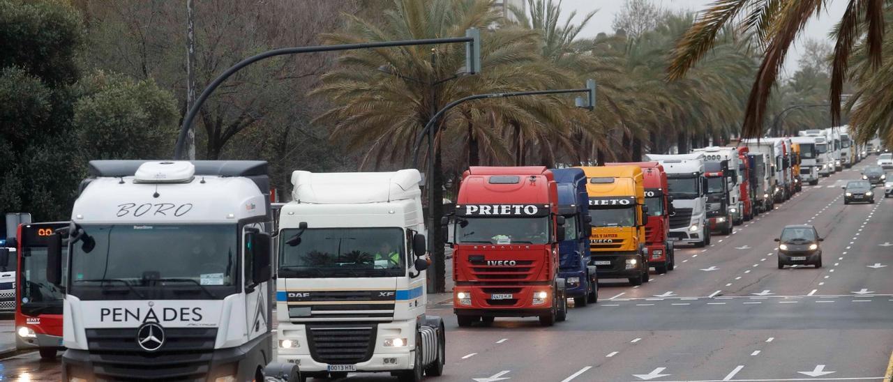 La protesta de camiones colapsa el acceso a València por la A-3