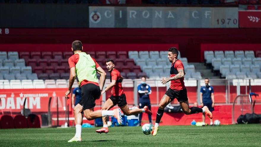 Aday Benítez condueix una pilota en un moment de l&#039;entrenament que va fer l&#039;equip ahir a Montilivi