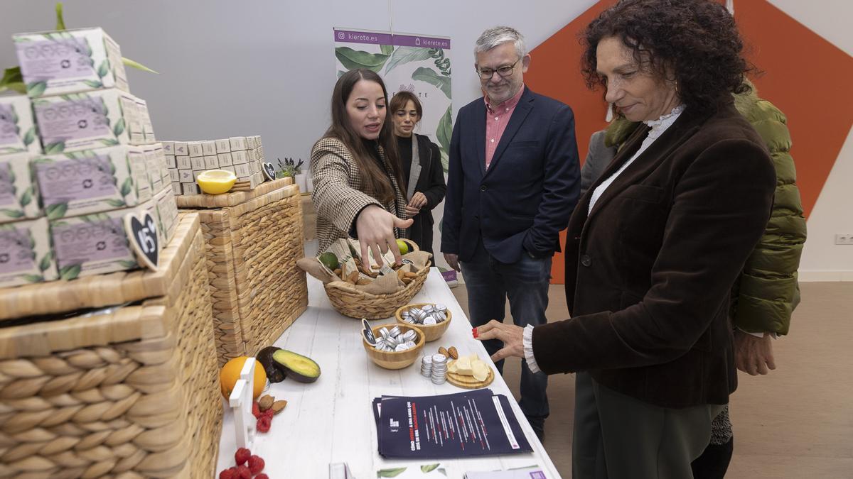La regidora de Comerç i el vicealcalde en l'acte d'inauguració de la Fira Vegana