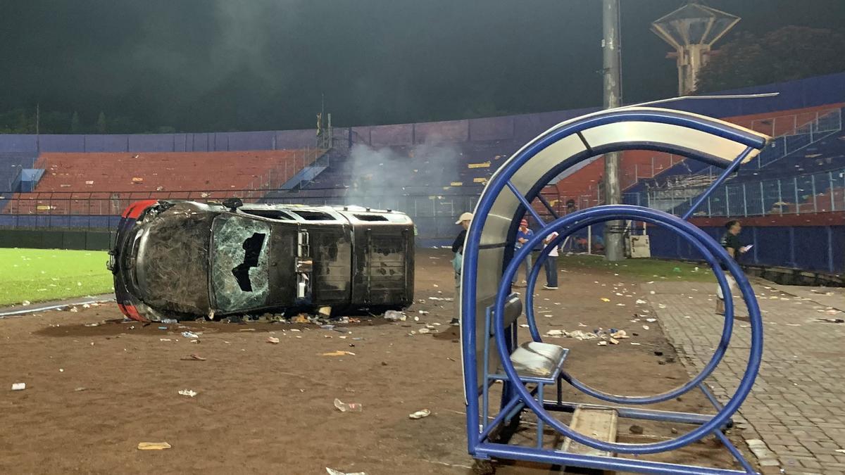 Las imágenes de la trágica avalancha que ha dejado decenas de muertos en un estadio de fútbol en Indonesia