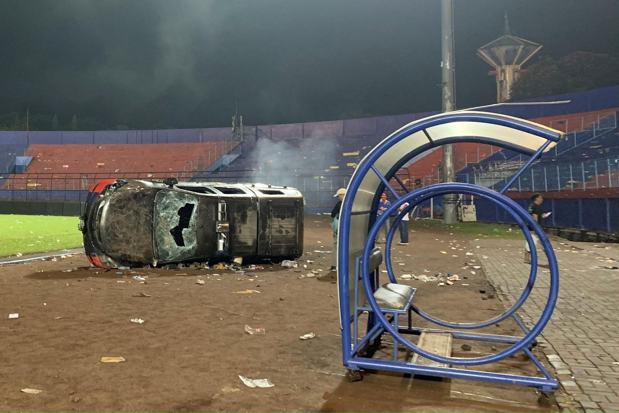 Las imágenes de la trágica avalancha que ha dejado decenas de muertos en un estadio de fútbol en Indonesia