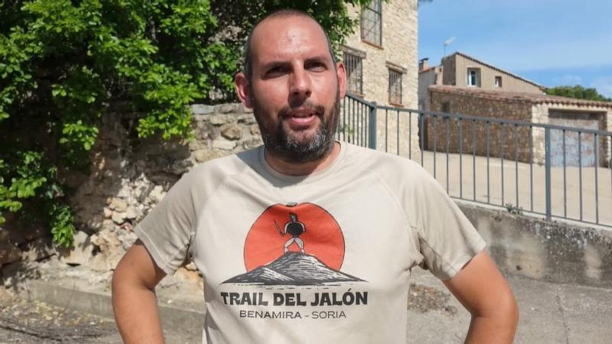 Fernando (39 años), único habitante de un pueblo abandonado de Soria.