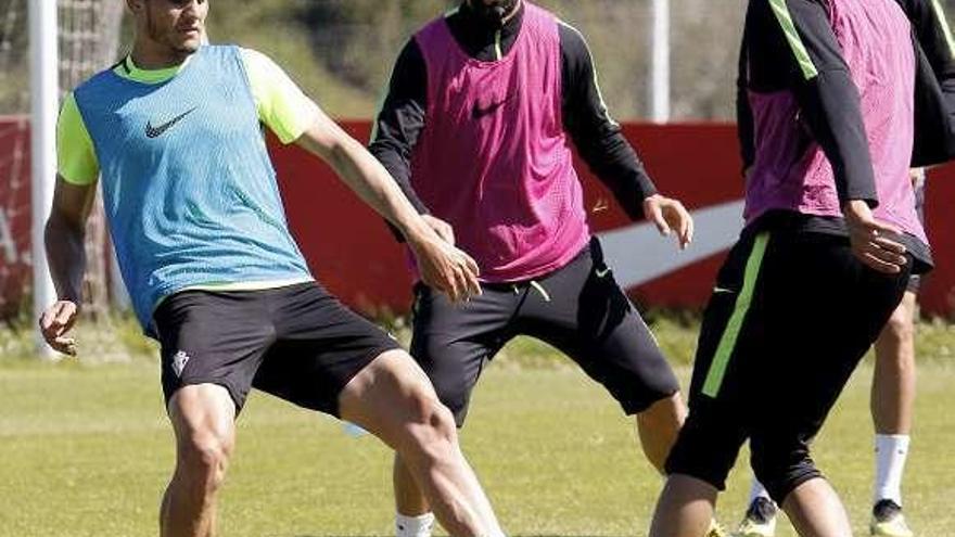 Cristian Salvador y Blackman pugnan por un balón en el entrenamiento ante la mirada de Molinero y André Geraldes.