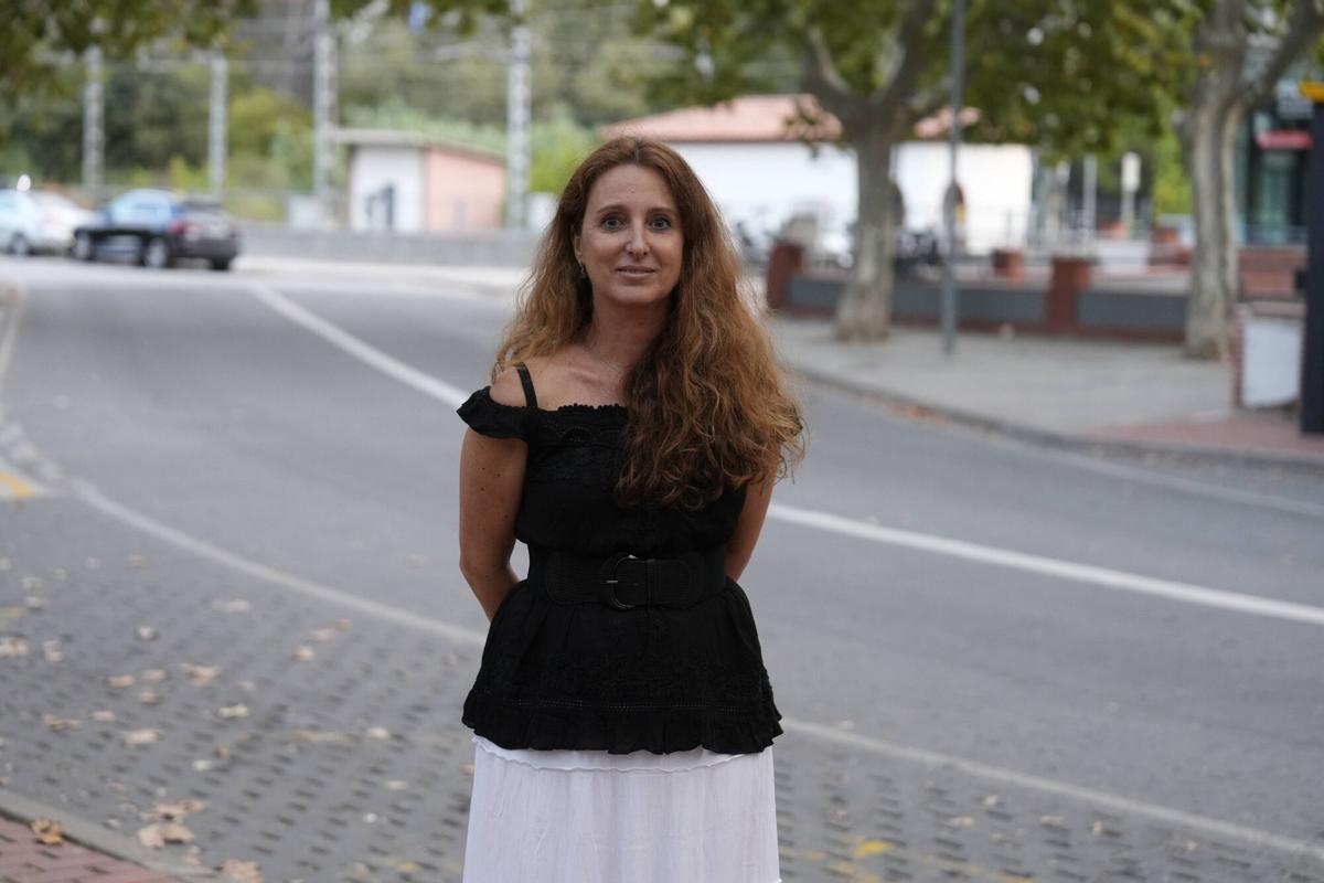 Protesta de vecinos de Bellaterra porque el centro de laboratorio de donde sale la peste porcina, CRESA, será aún más peligroso. Pasa de nivel 3 a nivel 4.. En la foto, Elisenda Clascà. Bellaterra, 8 de septiembre de 2026. Fotografía de Ferran Nadeu