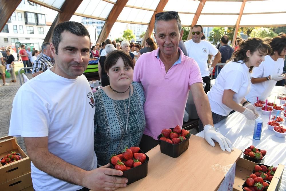 La fiestas del barrio repartieron 100 kilogramos de fruta entre las decenas de personas que disfrutaron de la tarde soleada en el parque.