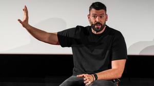 Marc Gasol divulgó este martes un corto y entretenido vídeo que arrastraba un interrogante: y ahora, ¿qué? Con la rueda de prensa convocada para este miércoles en el cine Texas de Barcelona buscó responder a la cuestión. No hacía falta acreditarse como experto en baloncesto, ni indagar en fuentes, para entender que se trataba de la puesta en escena de su retirada como jugador, postergada unos cuantos meses.