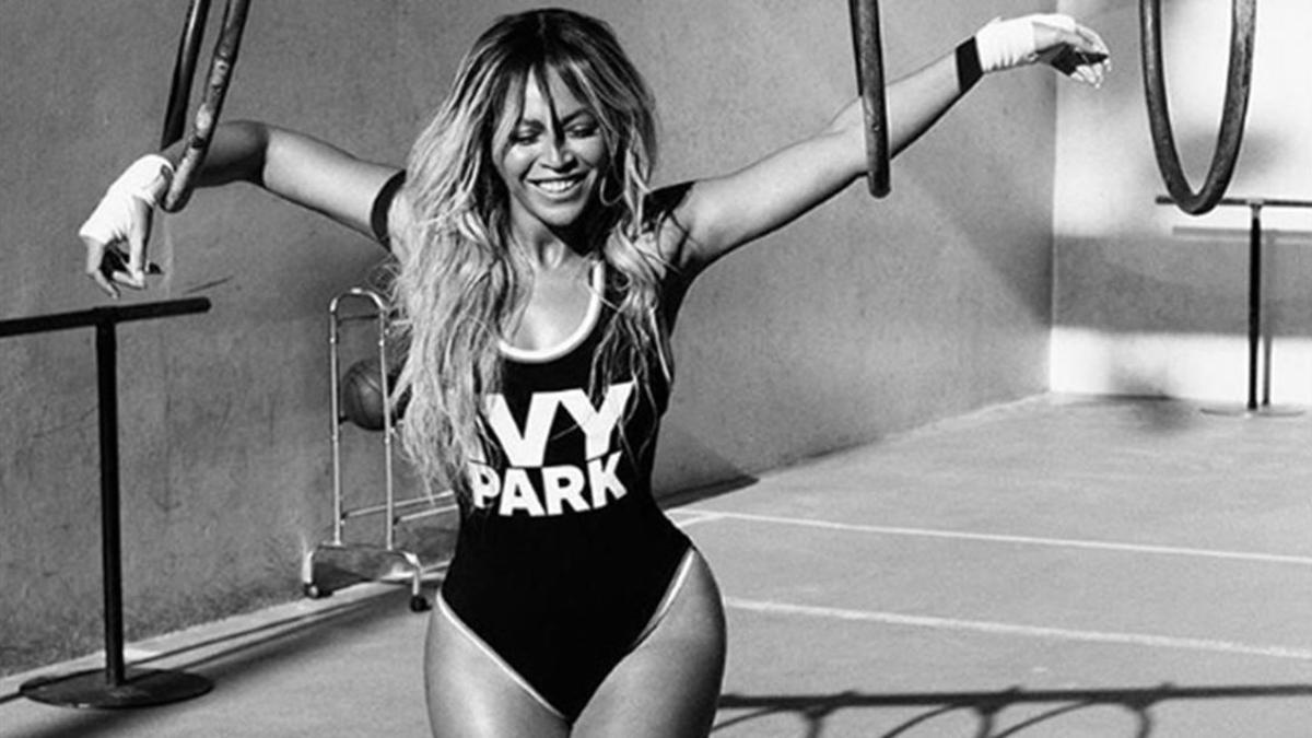 Beyoncé posa con una de las piezas de Ivy Park, la línea de ropa deportiva que ha creado con Topshop.