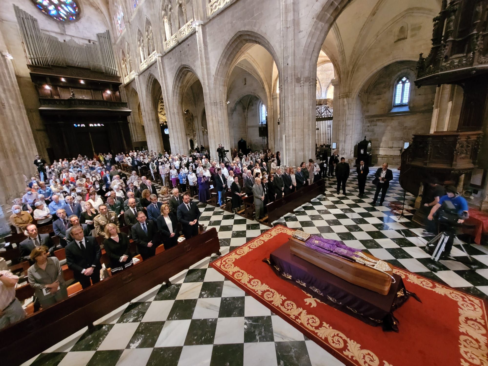 EN IMÁGENES: Asturias despide a Gabino Díaz Merchán en un multitudinario funeral en la Catedral de Oviedo