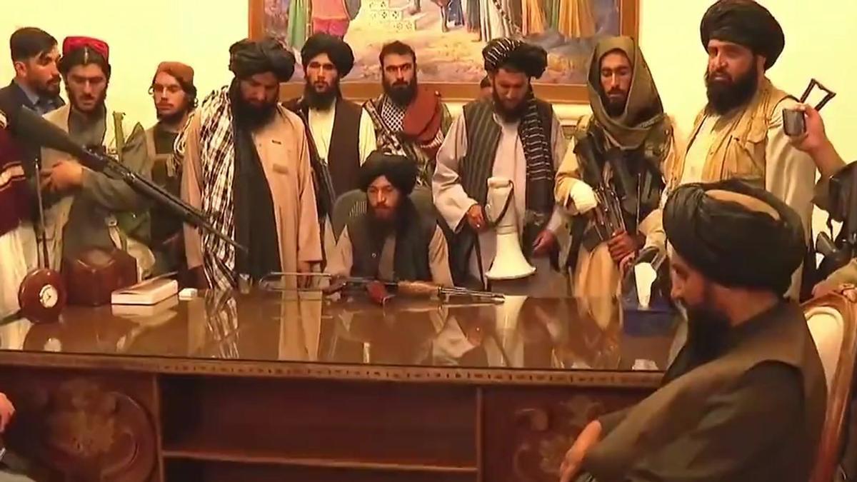 Un grupo de talibanes en el palacio presidencial de Kabul, según Al Jazeera.