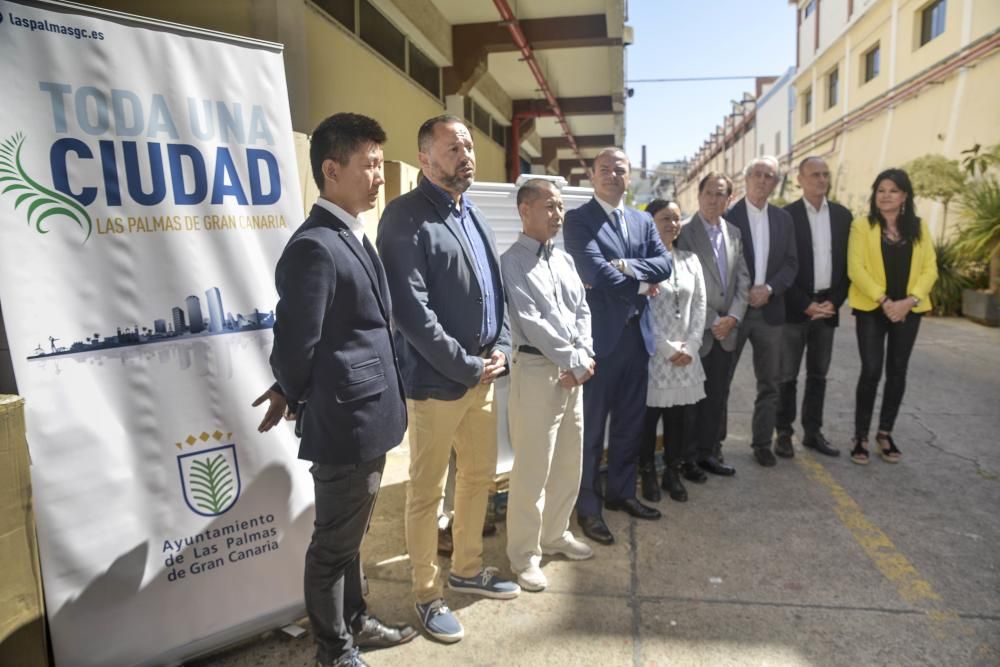 LAS PALMAS DE GRAN CANARIA A 16/05/2017.Entrega de congeladores a ONGs que reparten alimentos. Lugar en la  Favorita. FOTO: J. PÉREZ CURBELO