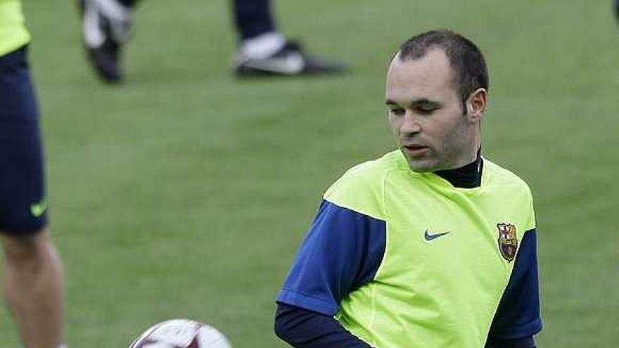 Andrés Iniesta, durante el entrenamiento de ayer. / efe / gustau nacarino