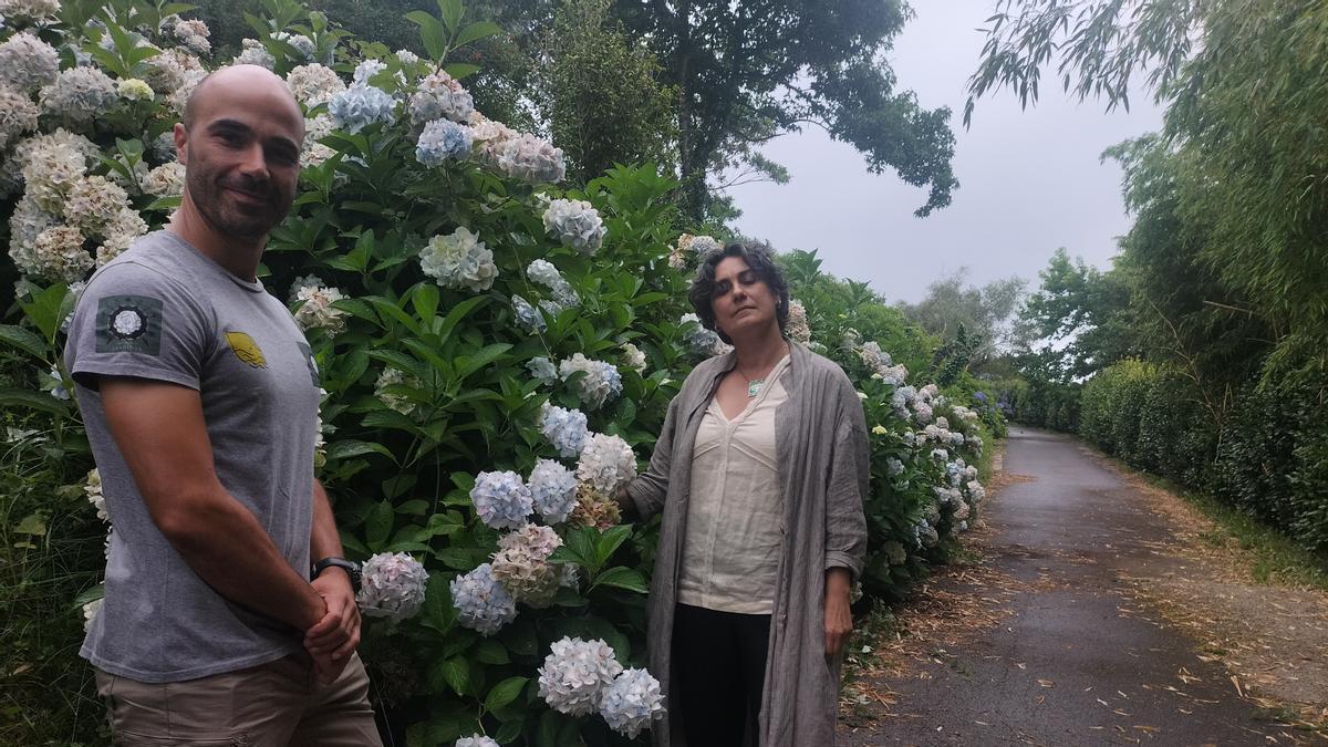 Nike García y Marián Parra, en el Bosque-Jardín de Luarca.