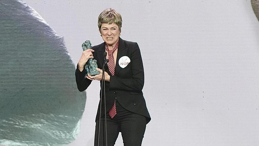 La acriz canaria Mónica López recoge, emocionada, durante su discurso tras recoger el Mestre Mateo como mejor interpretación femenina por su papel de Maite, en 'Rapa'.