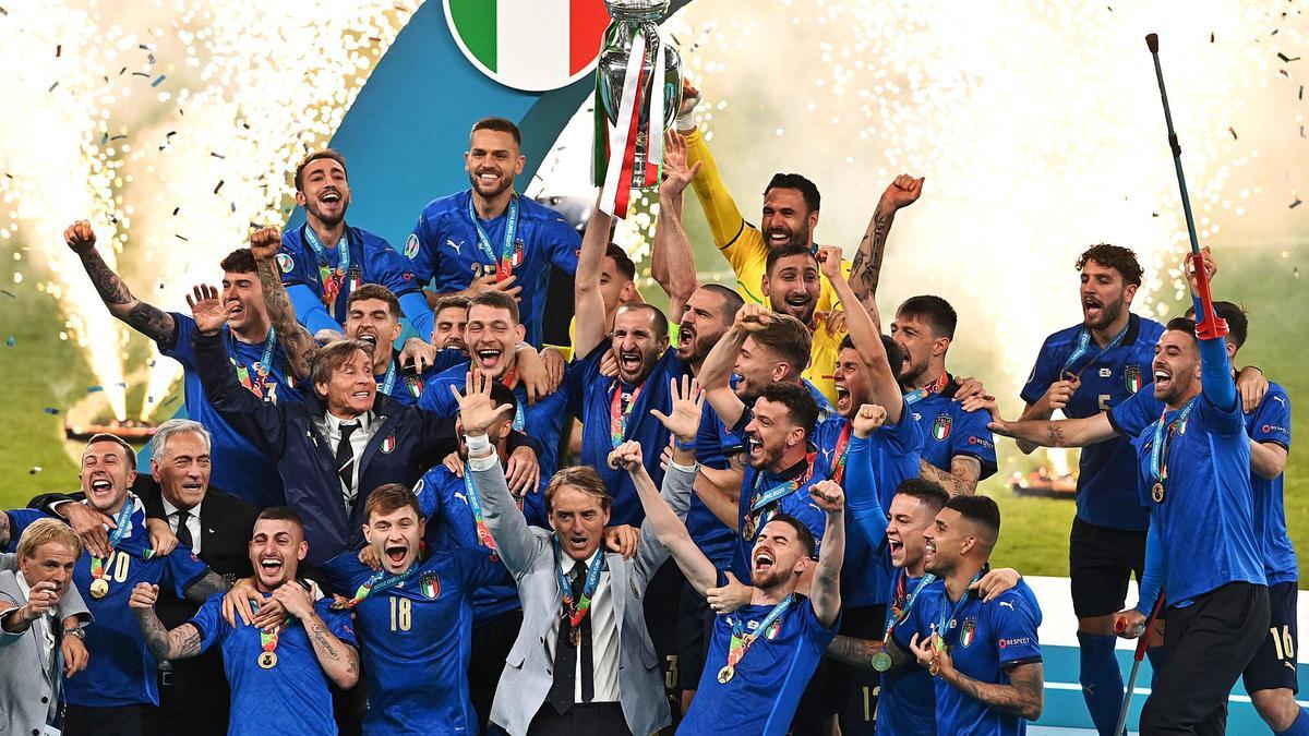 Los jugagores
italianos, con
el trofeo.  | // EFE