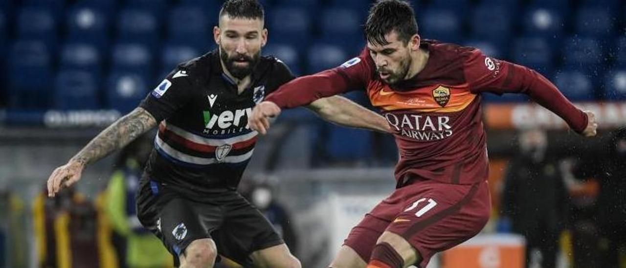 Carles Pérez dispara durante un partido con la Roma. // REUTERS