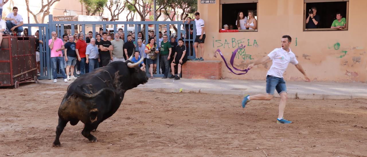 Un joven 'rodaor' espolea al primer toro de la tarde, este jueves, en Vila-real.