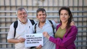 Jorge Riechmann, Francisco del Pozo y Cristina Martínez, ayer a las puertas de los juzgados.