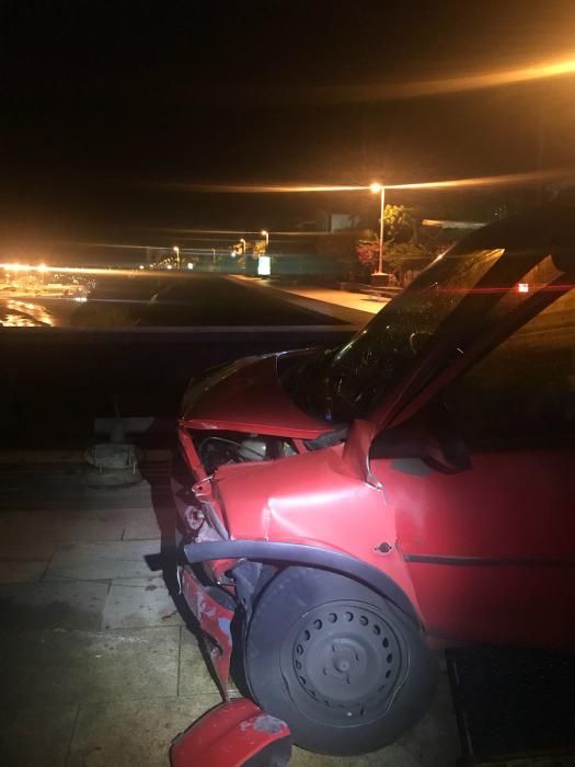 Un coche, a punto de caer a la playa en el Paseo Costa Canaria