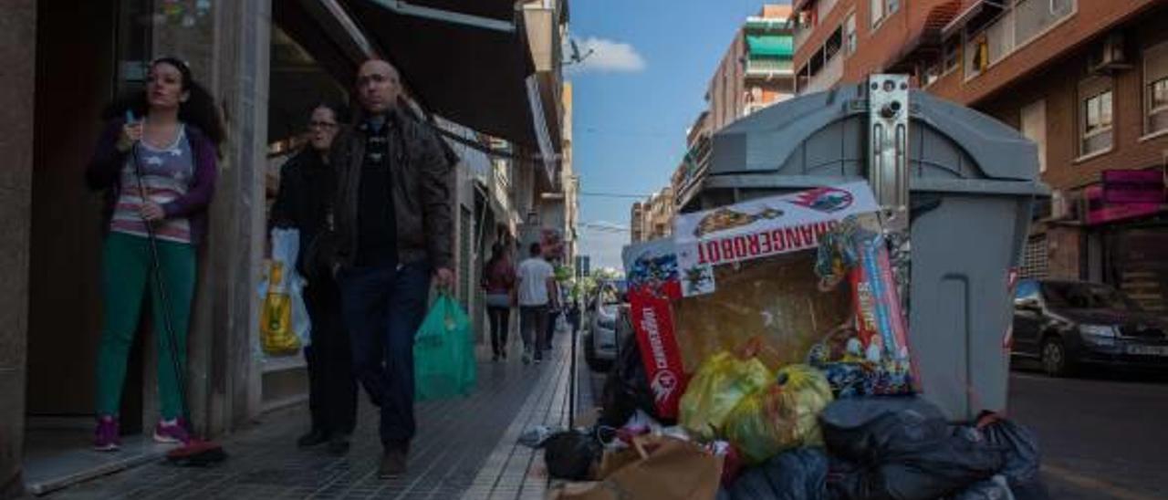 Los contenedores de una buena parte de la ciudad y de las pedanías ilicitanas aparecieron repletos de basura el pasado 26 de diciembre, tras el día de Navidad.