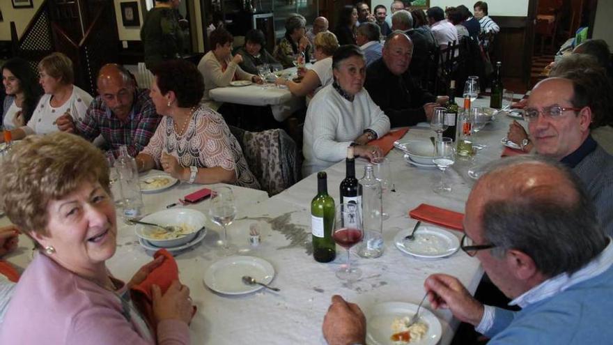 Miembros de ambos coros, durante la comida.