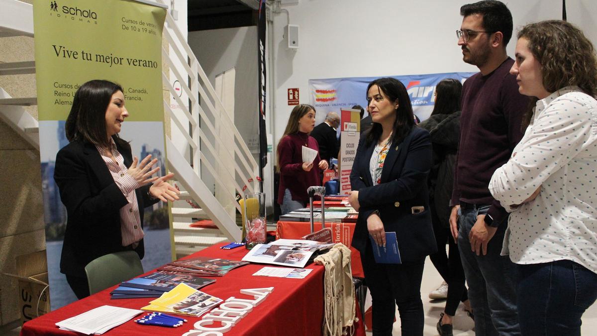 La alcaldesa Lorena Silvent en la Fira Orienta't de Catarroja.