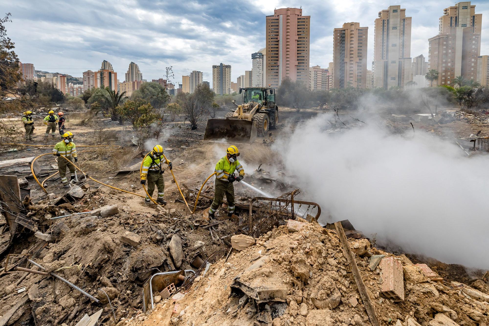 Continúan las labores de extinción del incendio de Benidorm en Armanello