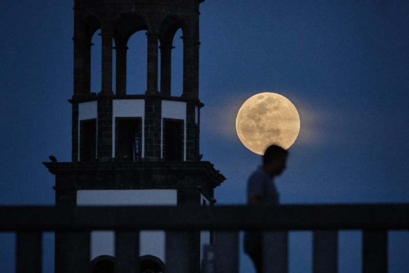 Superluna en Santa Cruz de Tenerife mascarilla coronavirus  | 07/04/2020 | Fotógrafo: Andrés Gutiérrez Taberne