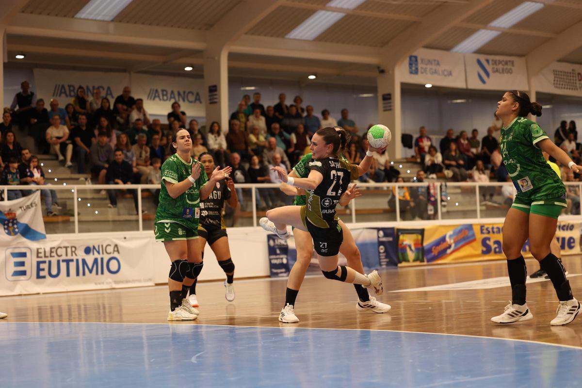 María Sancha se dispone a lanzar.