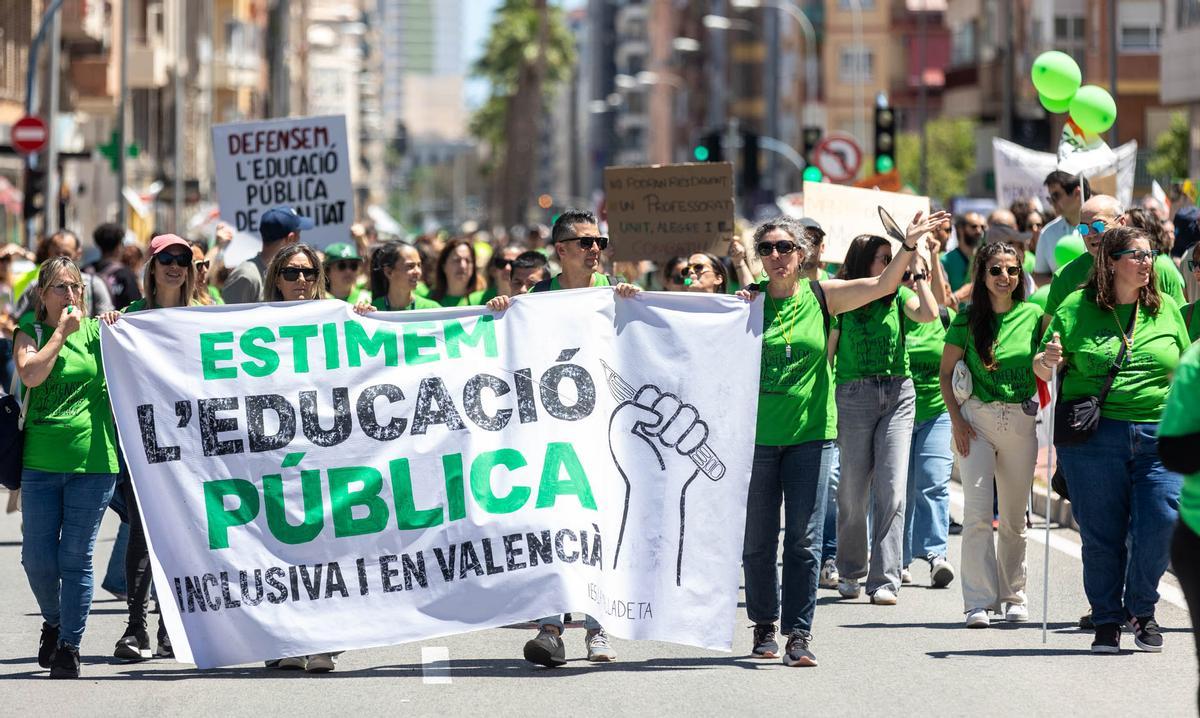 Las calles de Alicante se tiñen de verde por la manifestación de profesores el primer día de huelga de educación