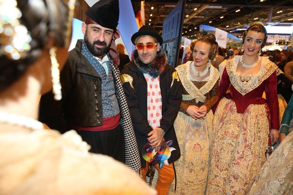 11 falleras mayores desfilan en Fitur para presentar las Fallas