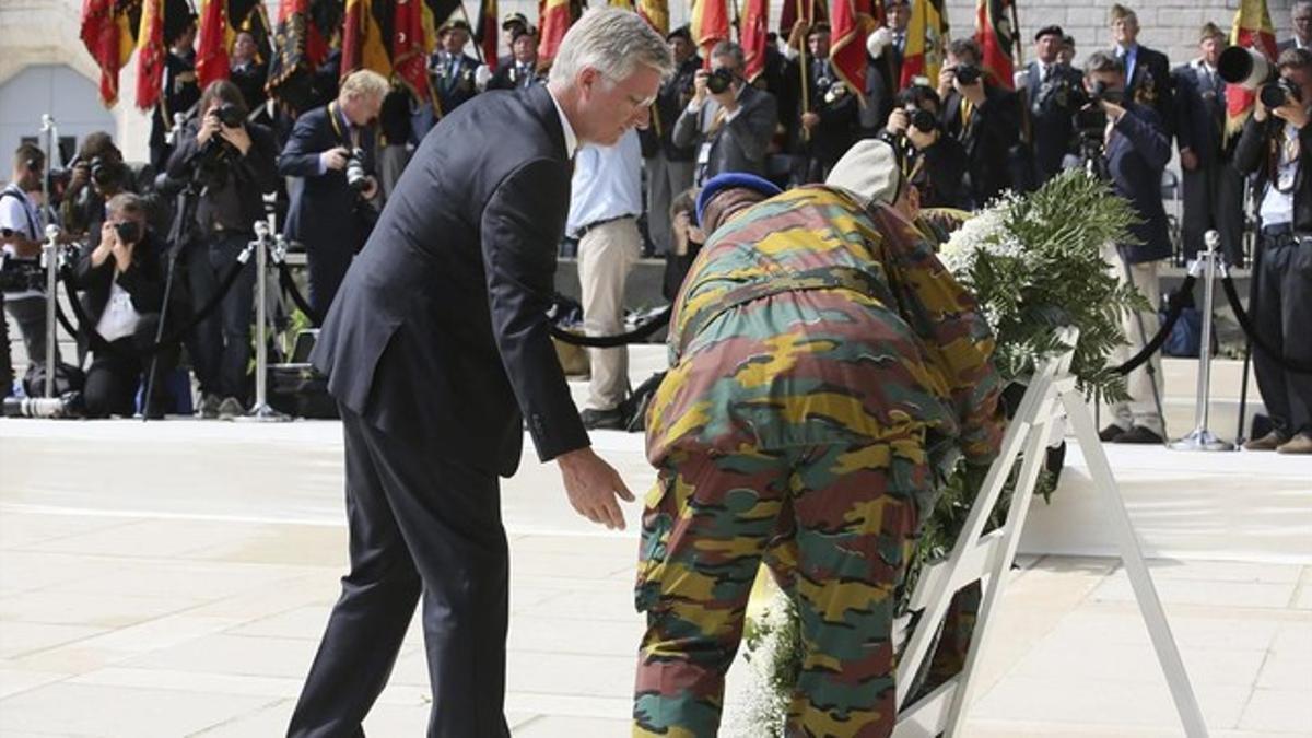 El rey Felipe de Bélgica deposita una corona de flores en el Memorial Interaliado de Cointe, cerca de Lieja.