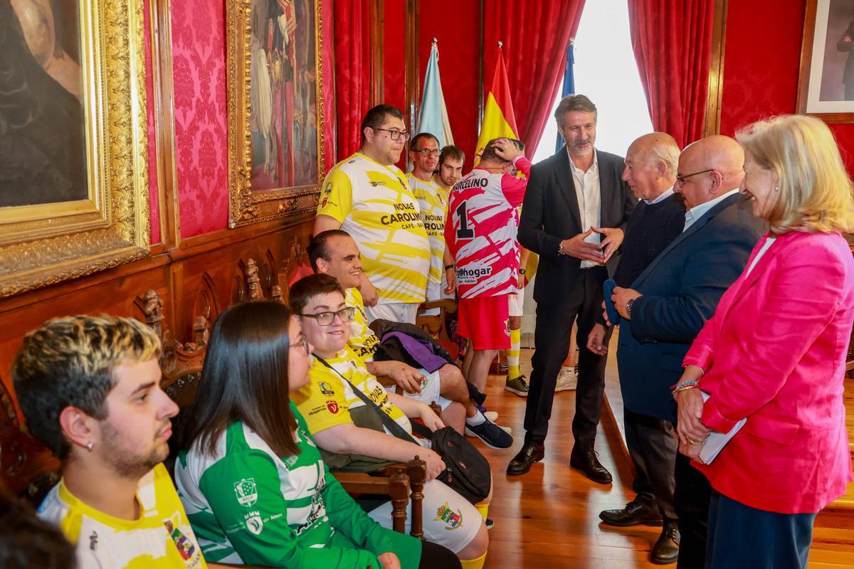Las autoridades dieron la enhorabuena a jugadores y club del Vilagarcía.