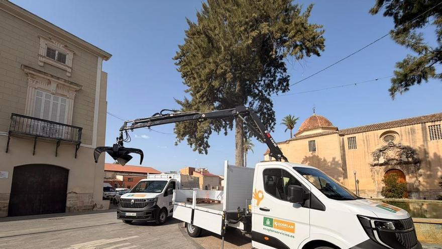 Orihuela presenta tres nuevos vehículos de la flota de recogida de residuos con una inversión de 190.000 euros