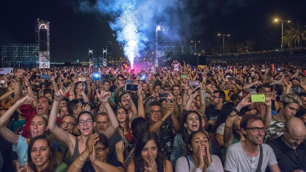 Este sujetador rave es perfecto para una dama va a un festival de