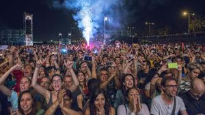 Concierto de Sopa de Cabra en la playa de Bogatell en la Mercè del 2017.