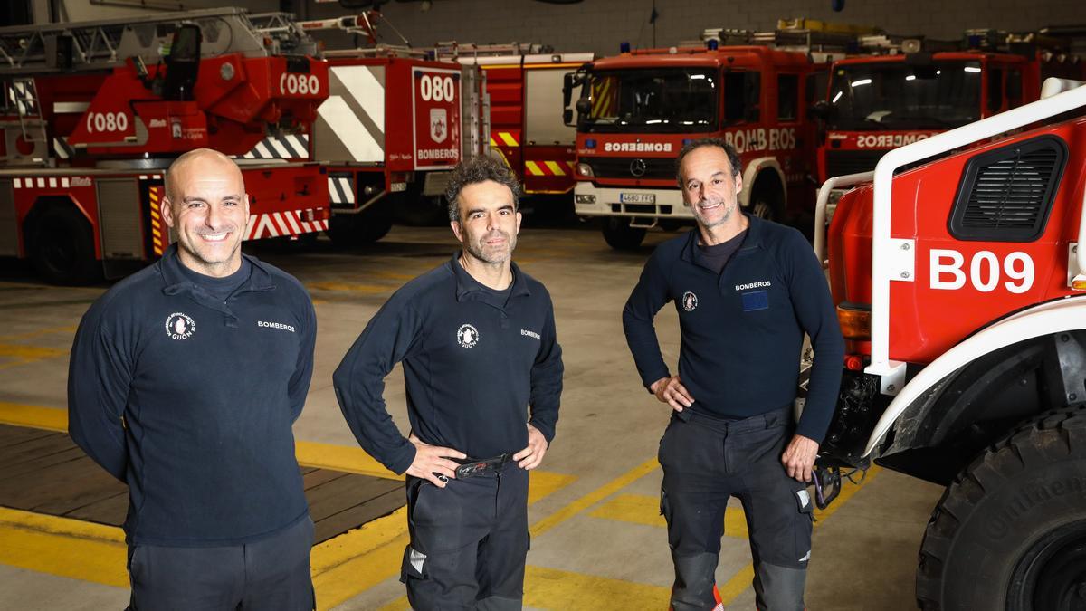 Por la izquierda, los bomberos Horge Alonso, Pablo López Aces y Rafa Escandón, ayer, en el parque de Roces.