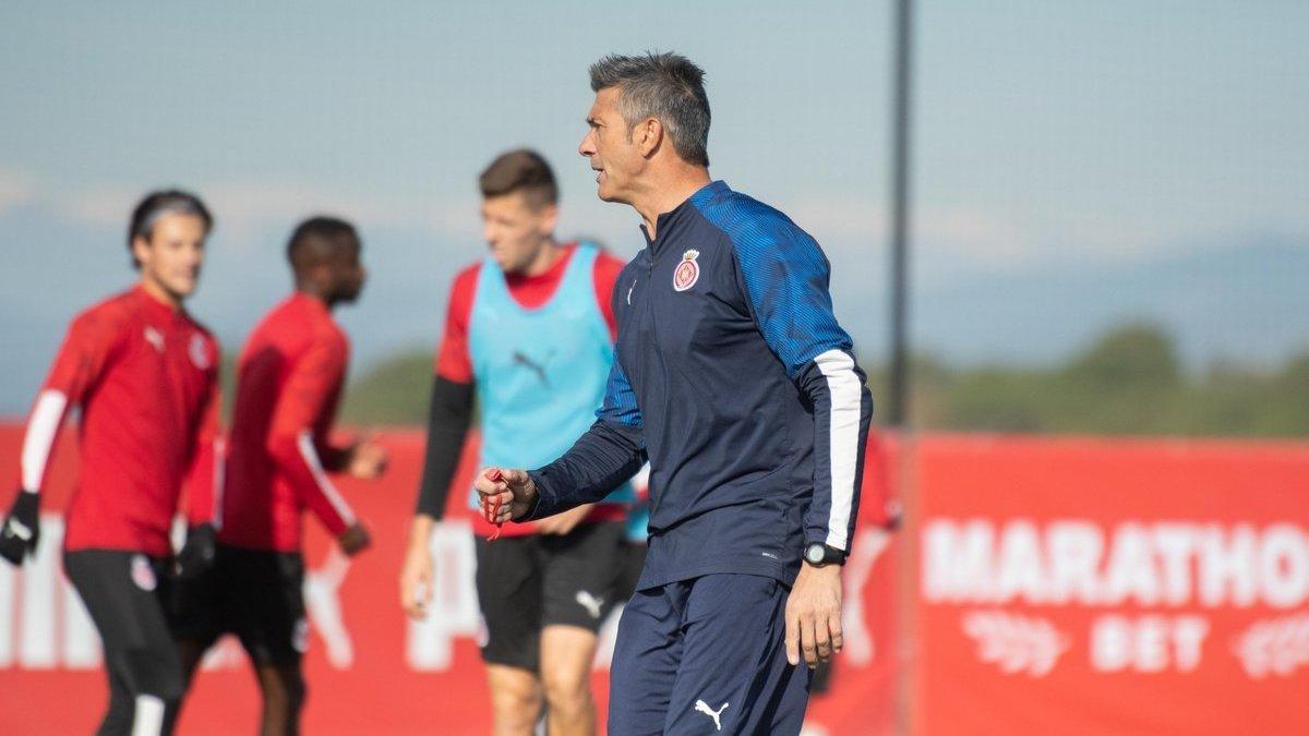 Pep Lluís Martí dirige un entrenamiento del Girona.