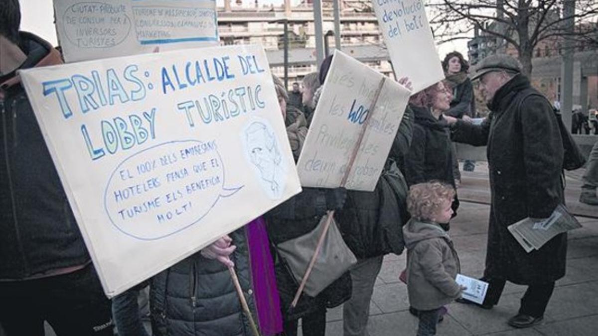 Un grupo de personas se manifiestan contra los problemas que causa la masificación turística, ayer, en la plaza de Lesseps.