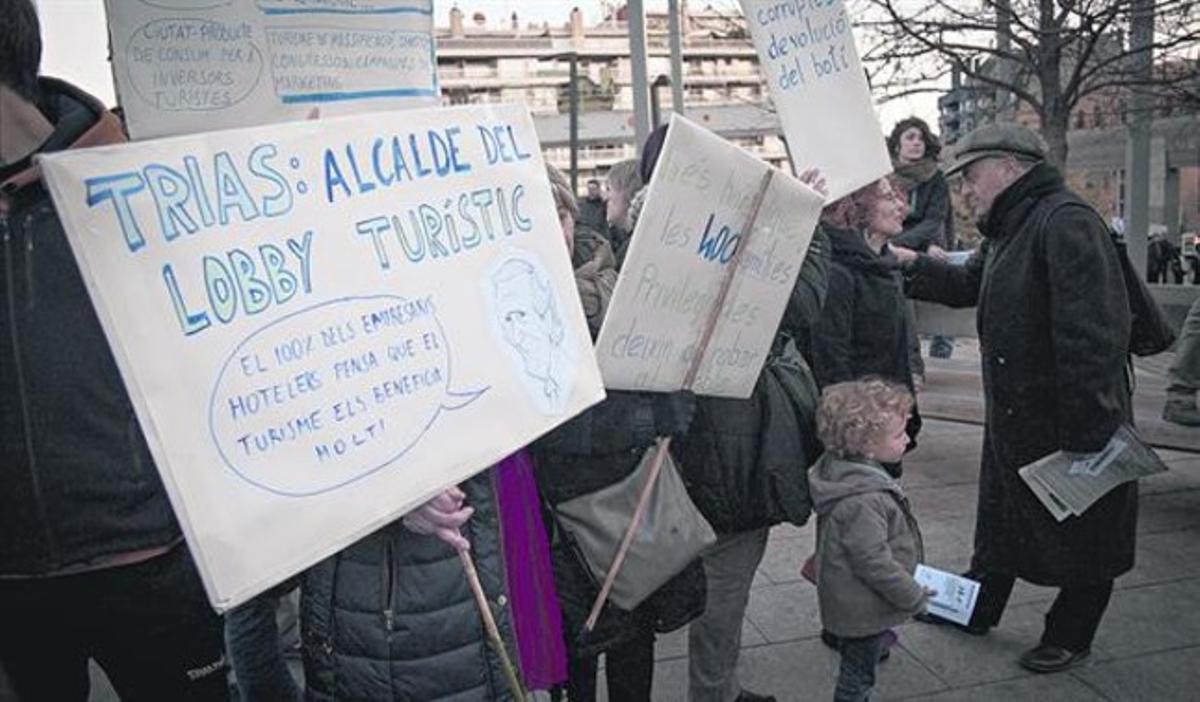 Un grup de persones es manifesten contra els problemes que causa la massificació turística, ahir, a la plaça de Lesseps. Un grup de persones es manifesten contra els problemes que causa la massificació turística, ahir, a la plaça de Lesseps.