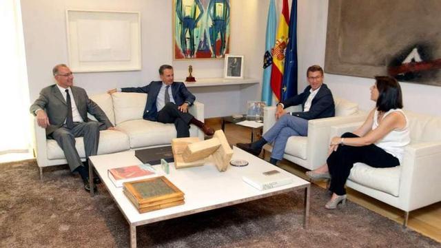 Reunión en la Xunta de Feijóo y la conselleira de Medio Rural con los responsables de la empresa. // FdV