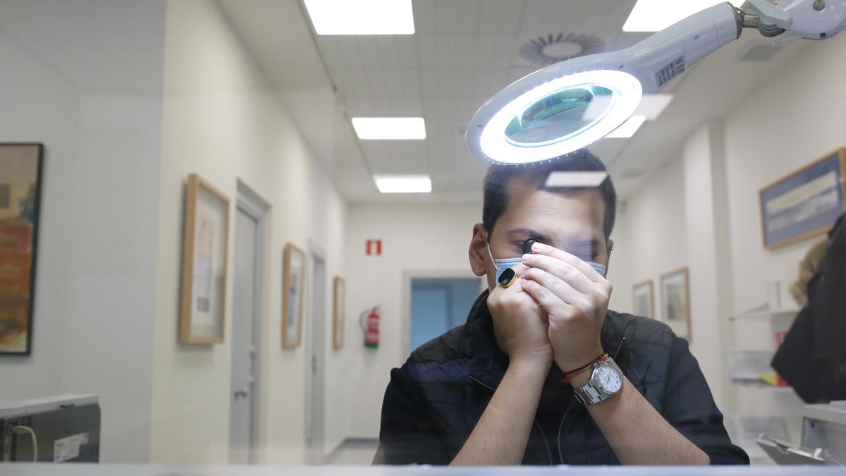 Gemólogo examinando una pieza de valor en el Monte de Piedad de Castellón.