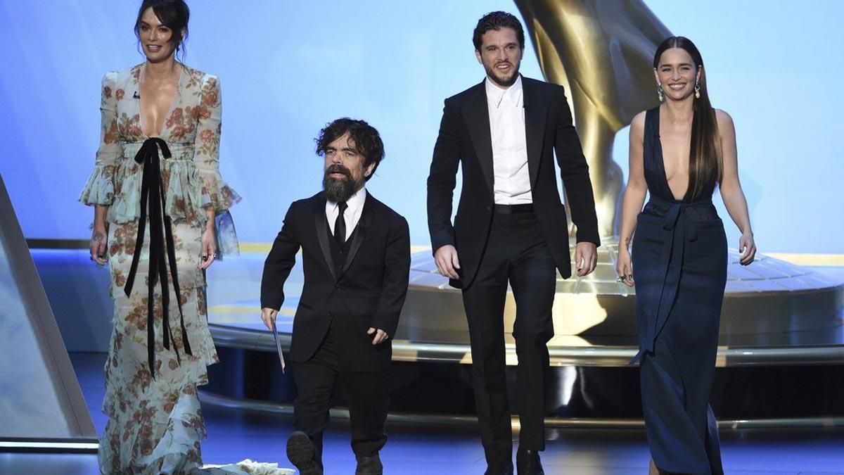 ’Juego de Tronos’ triunfa pero no brilla en los Emmy de las sorpresas. En la foto, Lena Headey, Peter Dinklage, Kit Harington y Emilia Clarke, de ’Juego de Tronos’, en la gala de los Emmy.