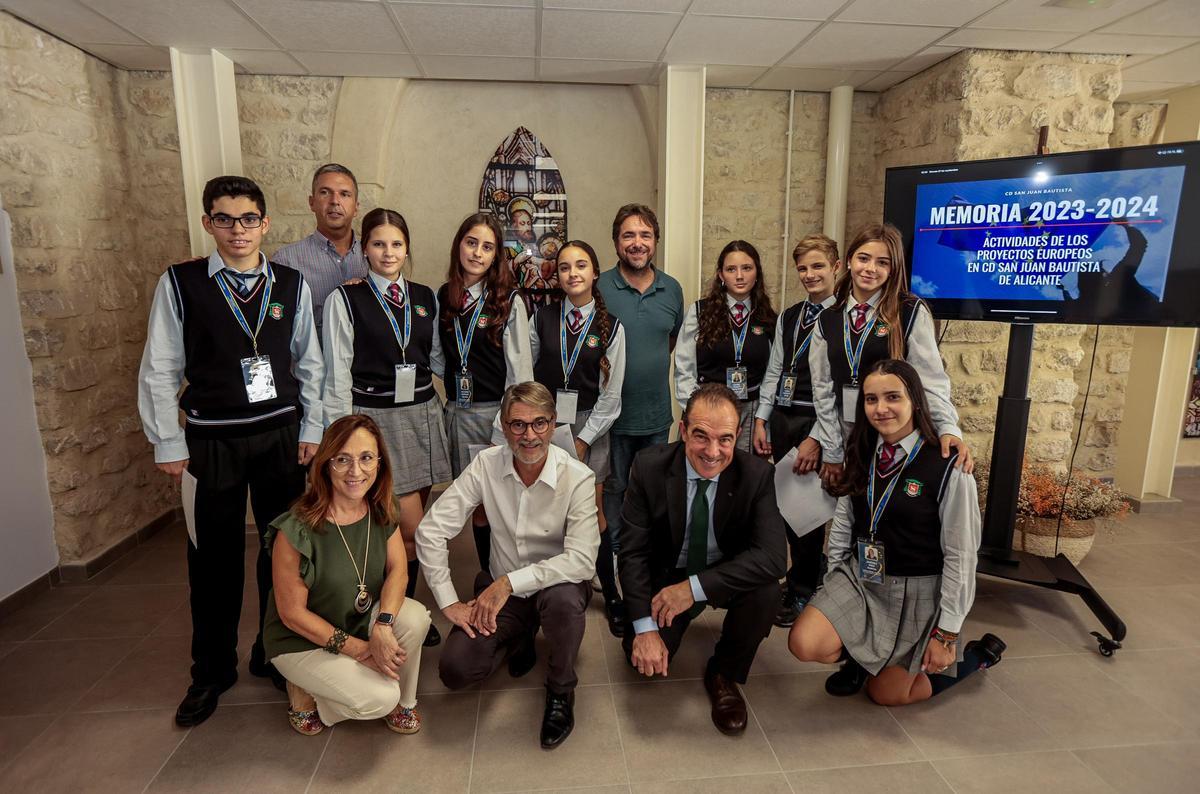 El secretario autonómico de Representación ante la UE, Pablo Broseta, con los alumnos seleccionados
