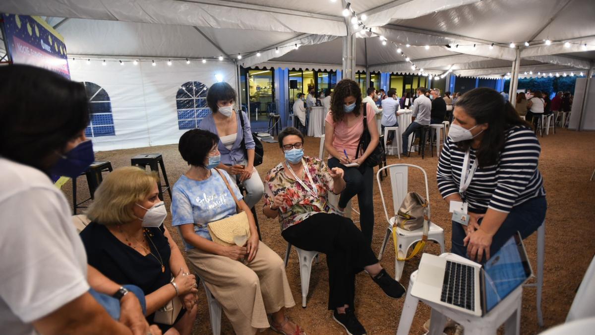 Mujeres en la Noche Europea de los Investigadores organizada por el Imibic.