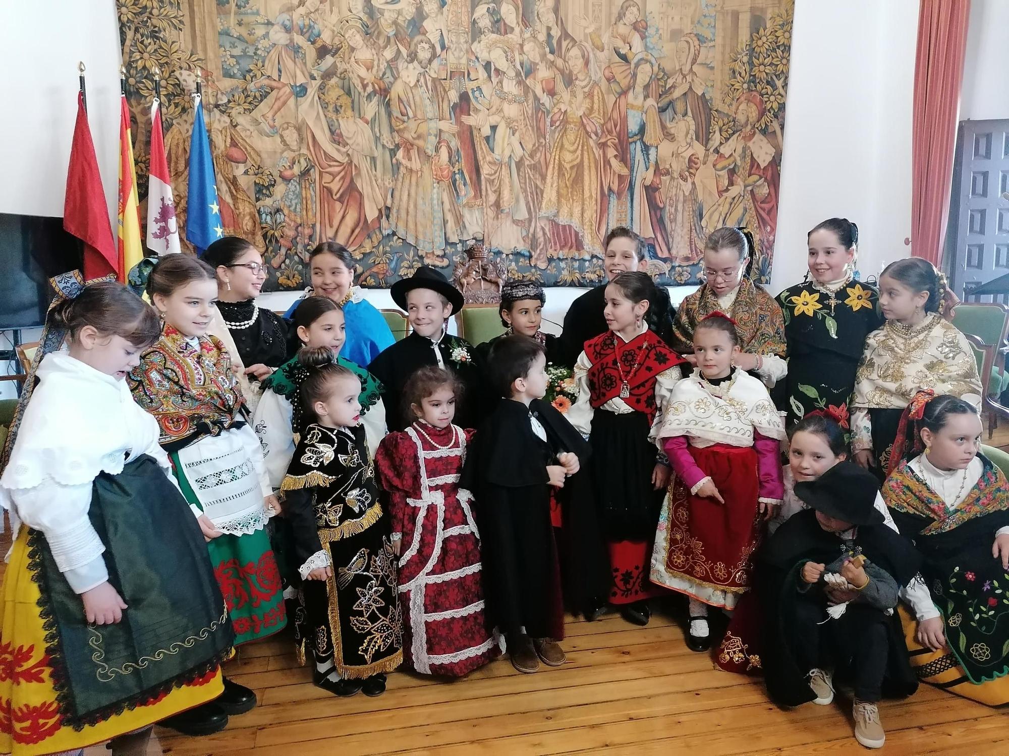 GALERÍA | Toro arropa a los novios en la boda infantil de Carnaval