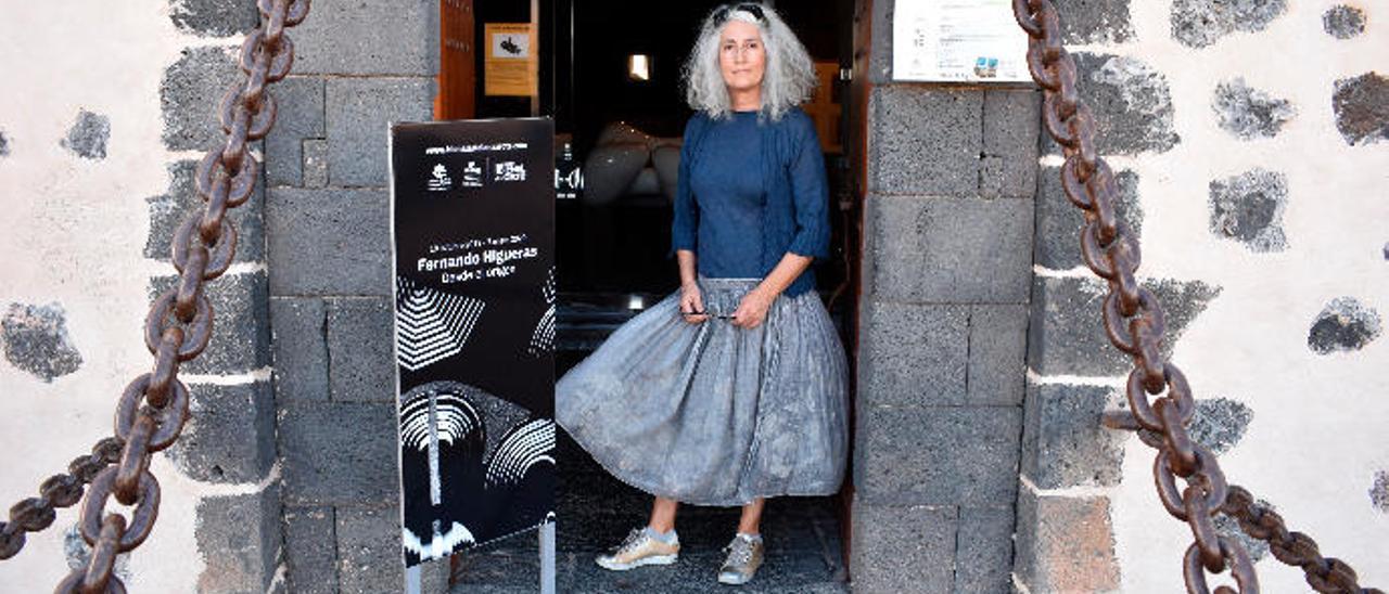 Lola Boitia, en la entrada del Museo Internacional de Arte Contemporáneo de Lanzarote, junto al cartel de la exposición &#039;Fernando Higueras. Desde el origen&#039;, que comisaría.