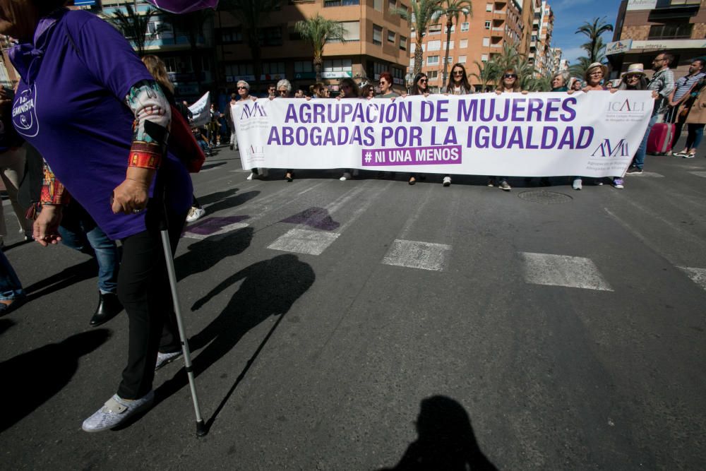 La afluencia es tal que no sólo cubre todo el recorrido de esta vía, sino que muchas personas esperan poder salir desde la Avenida de Federico Soto.