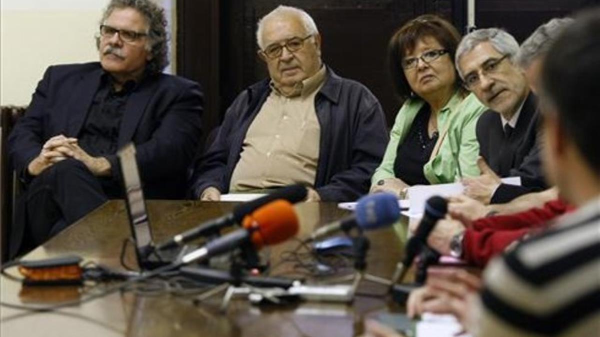 Joan Tardà (ERC) y Gaspar Llamazares (IU), junto a familiares de víctimas del franquismo, ayer en Madrid.